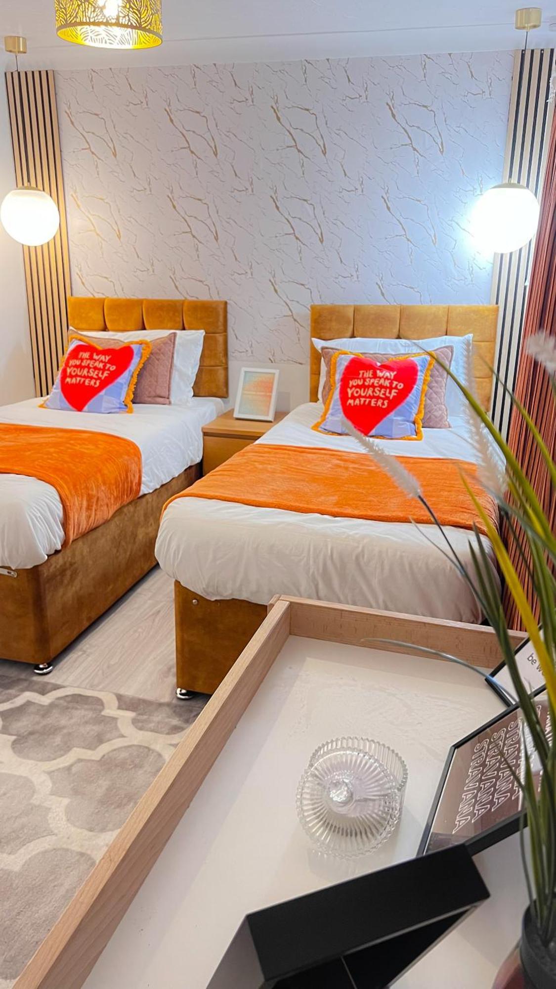 Luxe Smart Home - Basildon Serviced Accommodation - 7 Mins Walk To Basildon Town Centre, Hospital & Train Station Exterior photo