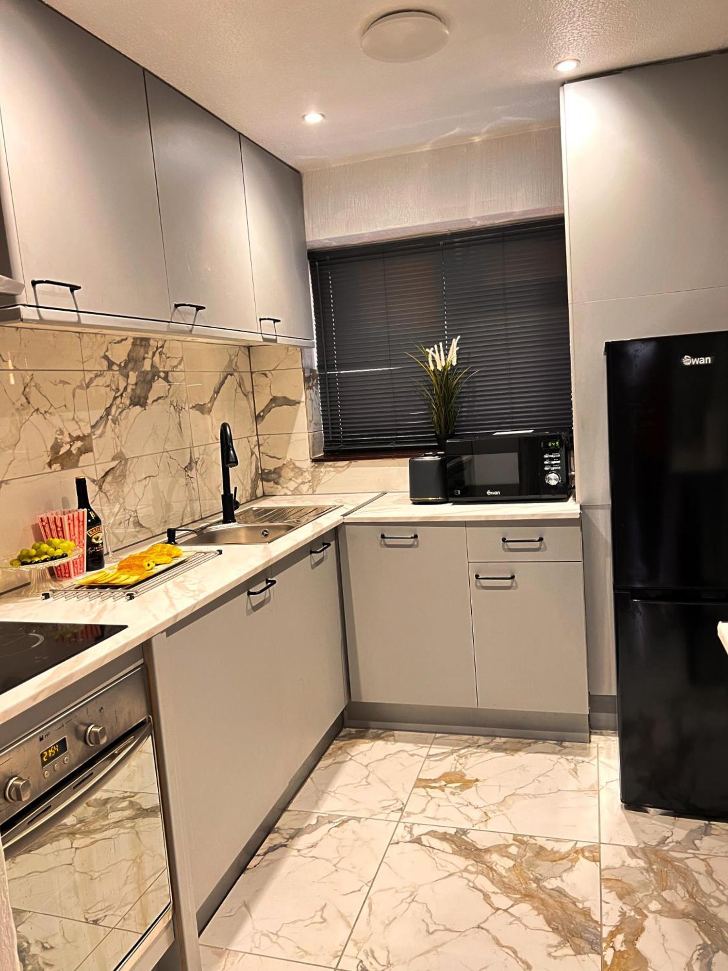 Luxe Smart Home - Basildon Serviced Accommodation - 7 Mins Walk To Basildon Town Centre, Hospital & Train Station Exterior photo