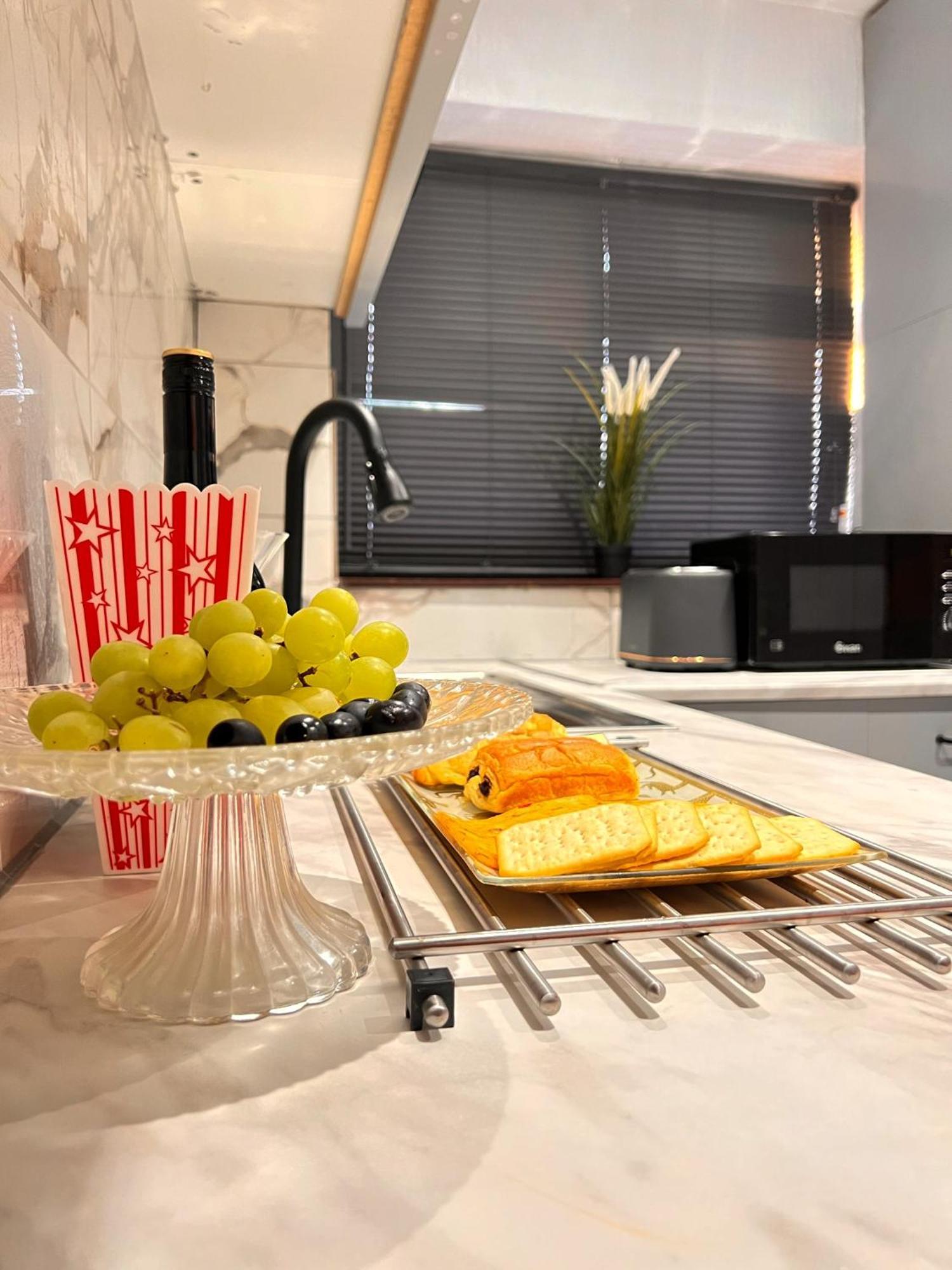 Luxe Smart Home - Basildon Serviced Accommodation - 7 Mins Walk To Basildon Town Centre, Hospital & Train Station Exterior photo
