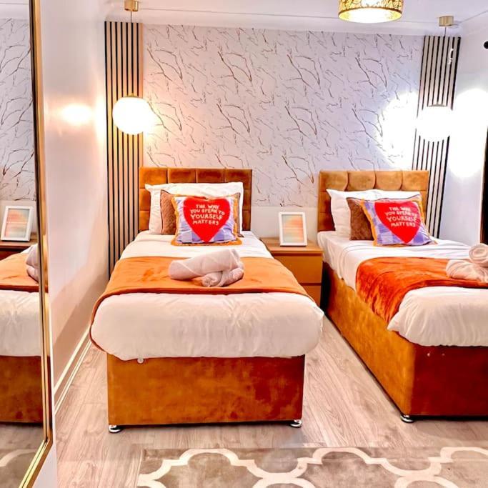 Luxe Smart Home - Basildon Serviced Accommodation - 7 Mins Walk To Basildon Town Centre, Hospital & Train Station Exterior photo